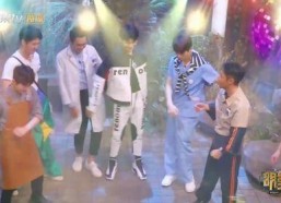 娱乐吃瓜酱甩手舞